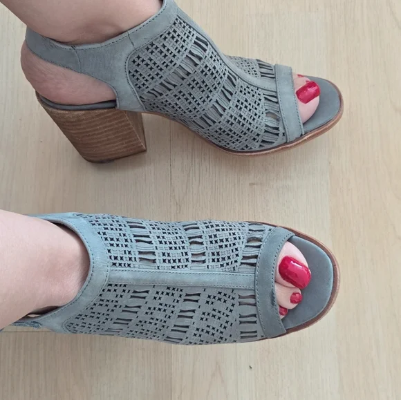 Vince Camuto Keannie Leather Open Toe Stacked Gray Block Heels Sandals Size 5M - Picture 3 of 10